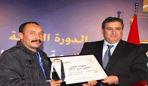 أخنوش يقدم شهادة تقديرية لأحد مربي الخيول البربرية | و.م.عأخنوش يقدم شهادة تقديرية لأحد مربي الخيول البربرية | و.م.ع